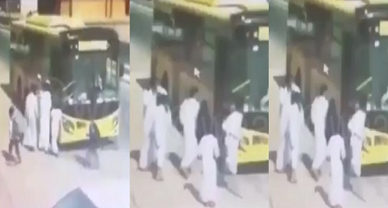 بالفيديو.. مراهقون يعتدون على سائق حافلة مدرسية
