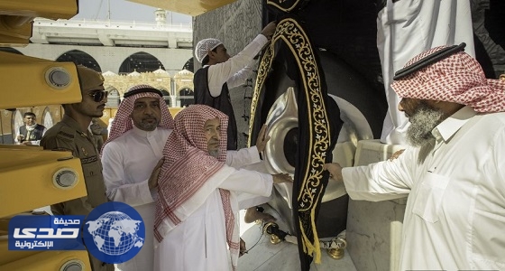 بالصور.. &#8221; رئاسة الحرمين &#8221; تباشر إسدال ثوب الكعبة