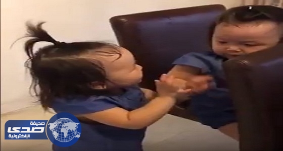 بالفيديو.. طفلتين توأمين يثيران جدلا بحركاتهما التلقائية