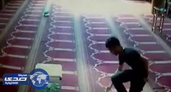 بالفيديو.. لص يسرق صندوق تبرعات أحد المساجد
