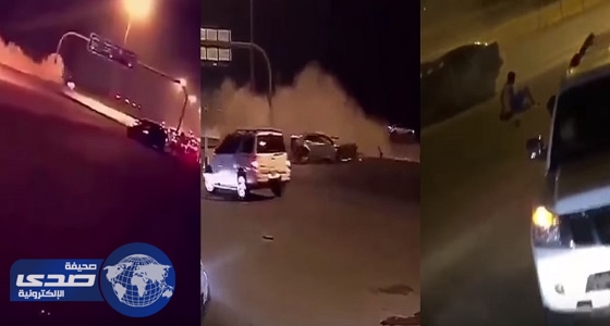 بالفيديو.. مفحط يطير من سيارته ويصطدم بعمود لافتة في الرياض