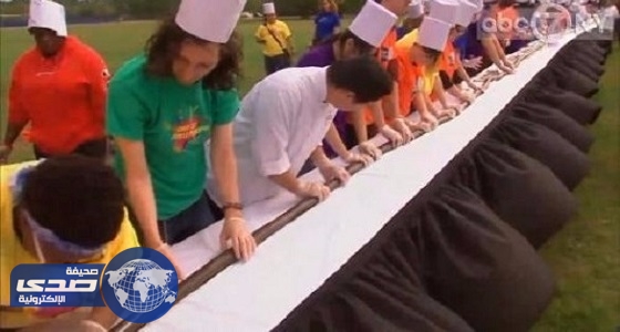طلاب جامعة في نيويورك يعدون أطول شطيرة سوشي بالعالم