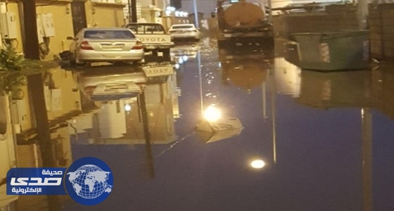 فيديو.. سقوط أمطار غزيرة على محايل عسير وإعاقة حركة السير بسبب سوء التصريف