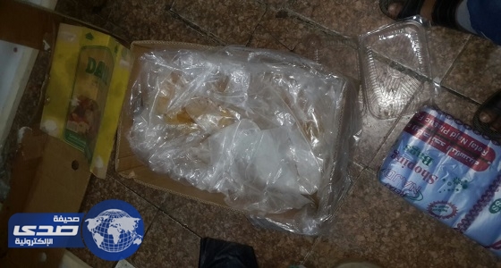 بالصور.. بلدية خميس مشيط تصادر كميات من الدجاج المبرد والحلوى اليمنية