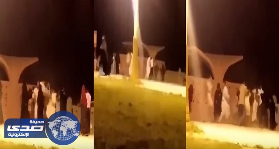 بالفيديو.. هوشة بين شباب و رجل وأسرته أثناء تنزههم بكورنيش الخفجي