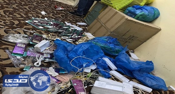بالصور..ضبط 114 ألف توصيلة كهربائية وأكسسوارات مخالف ومقلدة في الرياض