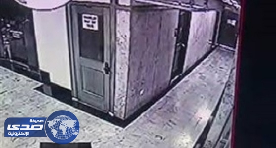 بالفيديو.. رغم كسر ساقه وفقدان اسنانه لص يصر على سرقة محل