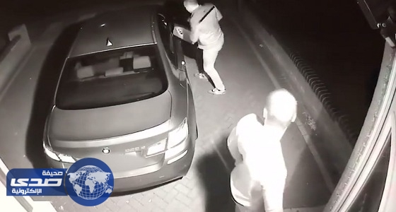 بالفيديو.. لص محترف يسرق سيارة فارهة في 60 ثانية
