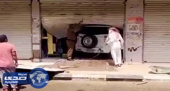 بالفيديو والصور.. طالب يقتحم بسيارته محلًا تجاريًا بالخرمة
