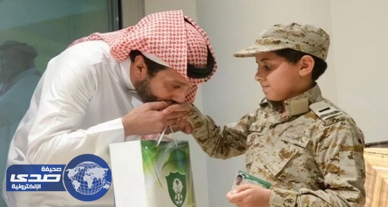 بالصور.. منح نجل الشهيد حسن شويهي عضوية شرفية في الأهلي