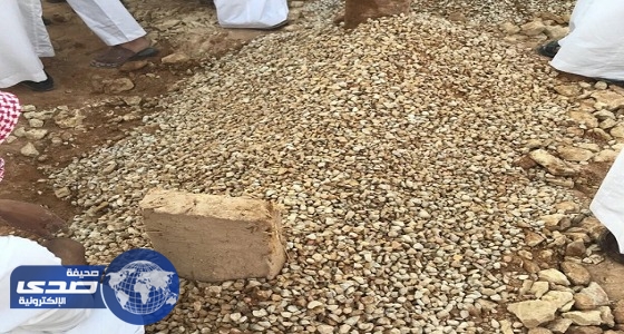 الجموع تؤدي صلاة الميت على والدة ” بطل محطة الوقود “