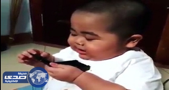 بالفيديو.. طفل يضع المكياج بطريقة طريفة يشعل مواقع التواصل