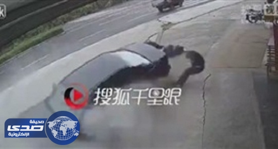 بالفيديو.. سائق متهور يصدم عجوزين ويطيح بهما في الصين