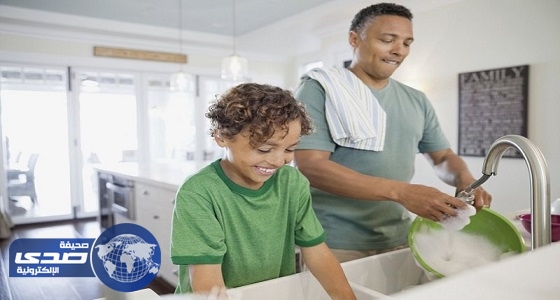 دراسة: مشاركة الرجل في الأعمال المنزلية تجعله سعيدا