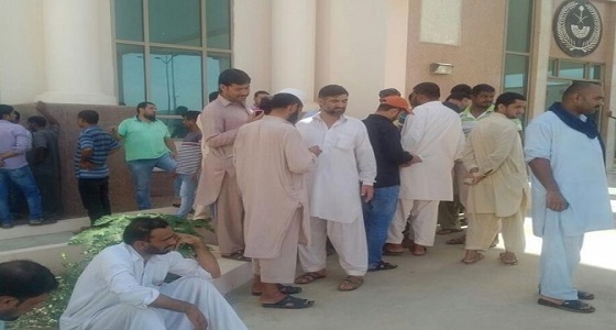 بالصور.. 40 عاملًا يتجمهرون أمام مقر محافظة المجاردة