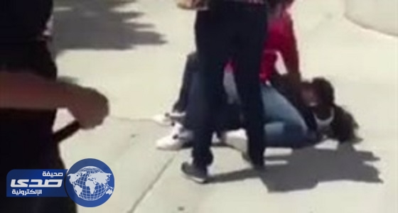 بالفيديو.. طالبة تلقن زميلتها علقة ساخنة بالمدرسة