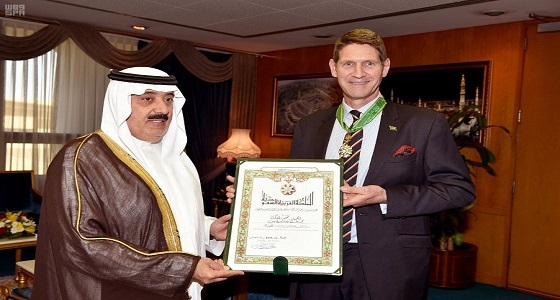 الأمير متعب بن عبدالله يقلد كبير المستشارين البريطانيين وسام الملك عبدالعزيز