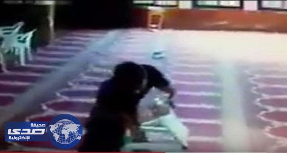 فيديو.. لحظة سرقة لص لصندوق تبرعات بعد انتهائه من الصلاة بمسجد عراقي
