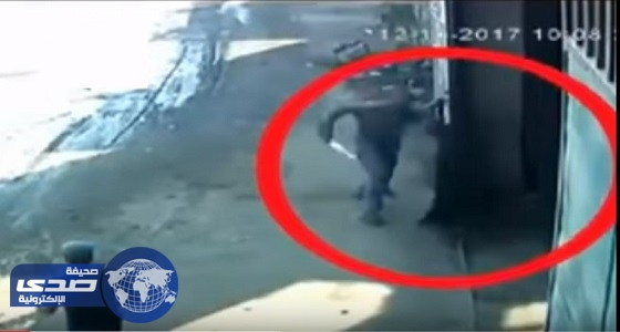 بالفيديو.. لحظة قتل شاب لـ ” قس ” مصري