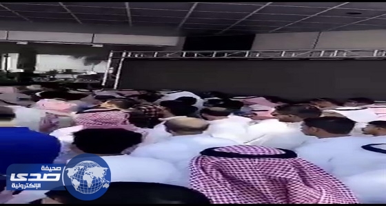 فيديو.. تدافع وازدحام بين المتقدمين لمعرض الوظائف بظهران