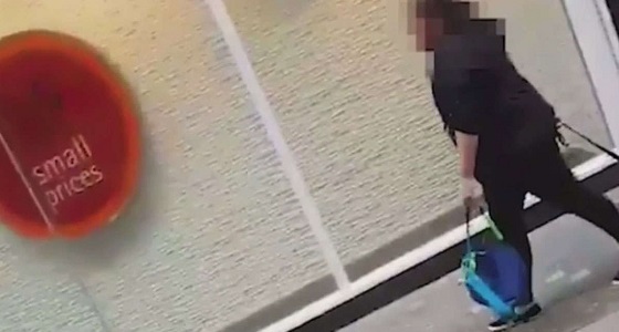 بالفيديو.. امرأة تجر طفلا خلفها بحبل في أحد الشوارع