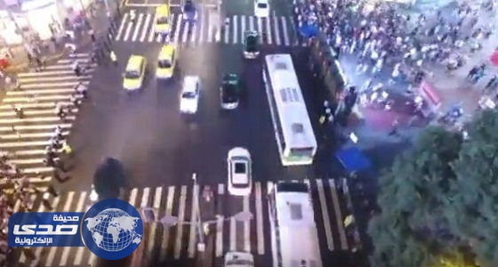 بالفيديو.. رجال الأمن يشكلون حوائط بشرية لتنظيم عبور المشاة في الصين