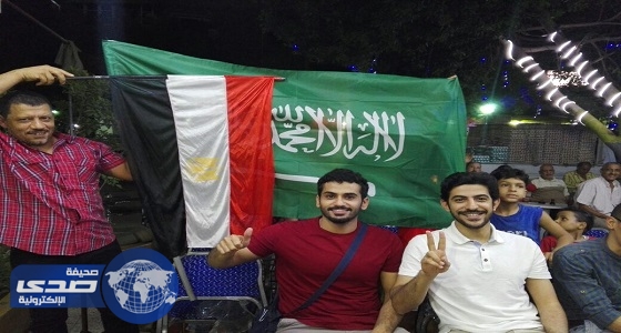 بالصور.. مواطنون يرفعون علم المملكة بالقاهرة أثناء الاحتفال بتأهل مصر