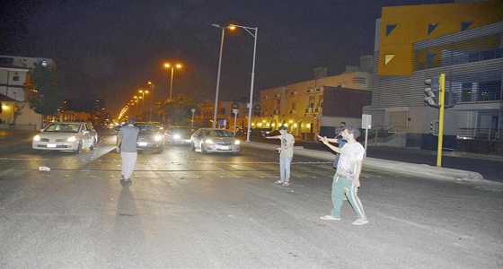 صور.. مُعلم وطلاب ينظمون حركة المرور بعد تعطل الإشارة المرورية بجدة