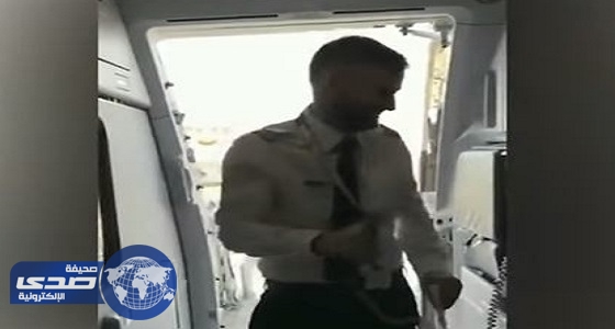 بالفيديو.. طيار يفاجئ والديه على متن طائرة يقودها لأول مرة