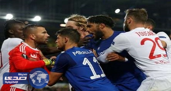 بالفيديو والصور.. مشاجرة بين لاعبي إيفرتون وليون