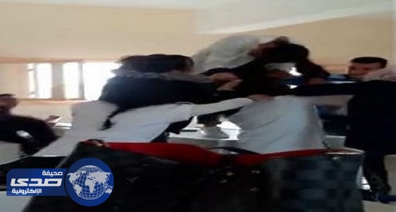 بالفيديو.. مشاجرة عنيفة بين طالبتين داخل الفصل