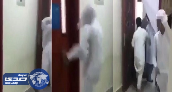 بالفيديو.. مواطن يهاجم طبيبا بـ &#8221; سكين &#8221; بعد وفاة شقيقه