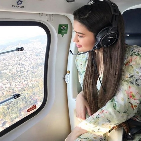 روان بن حسين داخل طائرتها الخاصة