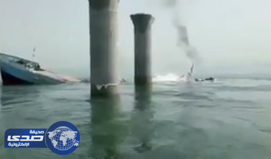 بالفيديو.. غرق باخرة إيرانية محملة بالبضائع وهي في طريقها لقطر