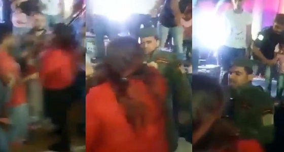 بالفيديو.. ابنة عمومة بشار الأسد تصفع جنديا وتصفه بـ ” الحيوان “