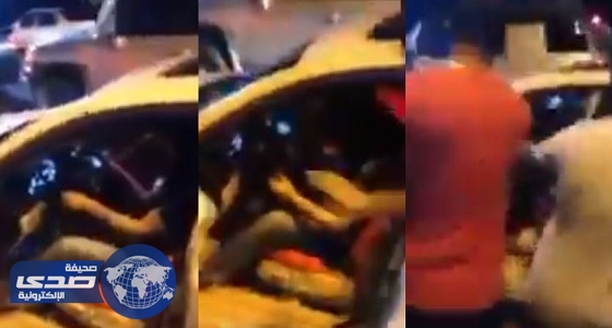بالفيديو.. شباب يتحرشون بفتاة تقود سيارة بطريقة متهورة