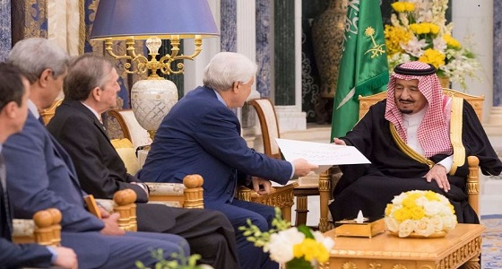 خادم الحرمين يتسلم رسالة من الرئيس الجزائري