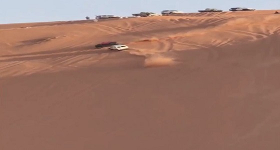 بالفيديو.. جزء من الثانية يفصل بين اصطدام سيارتين على الرمال
