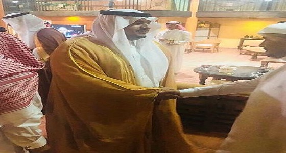 نائب أمير الرياض يقدم واجب العزاء لأسرة السديري