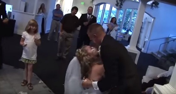 بالفيديو.. شاب يثير غضب عروسته بمقلب صادم في حفل زفافهما