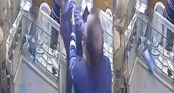 بالفيديو.. لحظة تعرض محل مجوهرات مصري لسطو مسلح