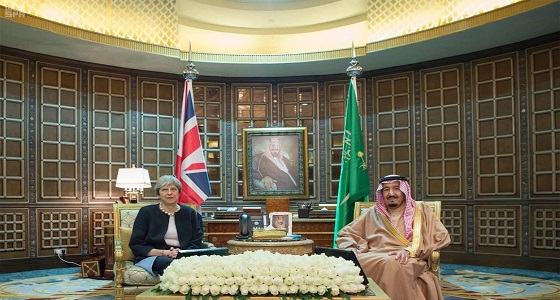 بالصور.. خادم الحرمين يستقبل رئيسة وزراء بريطانيا ويعقد جلسة مباحثات معها