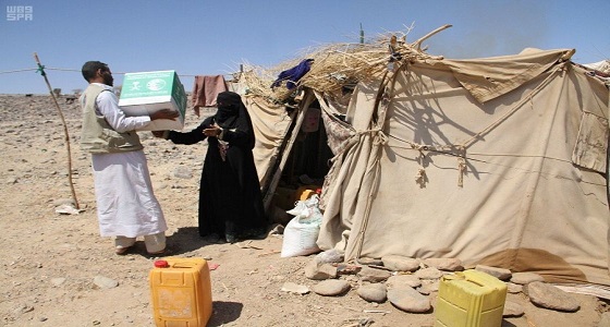 بالصور.. مركز الملك سلمان للإغاثة يبدأ توزيع السلال الغذائية لنازحي محافظة صنعاء