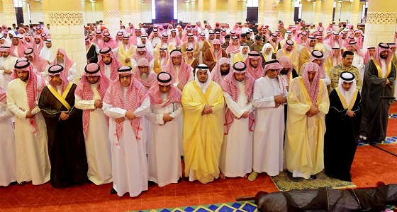بالصور.. أمير الرياض ونائبه يؤديان صلاة الجنازة على سعود السديري