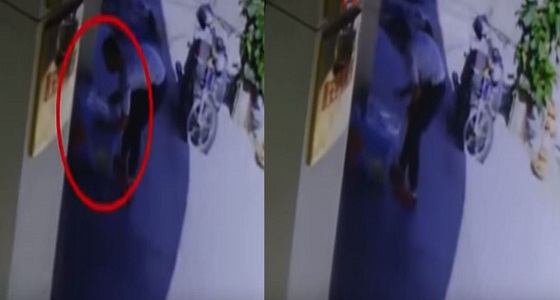 بالفيديو.. رجل يترك طفله أمام ملجأ للأيتام