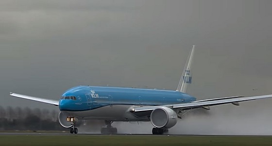 فيديو| عاصفة برقية تضرب طائرة ركاب لحظة إقلاعها