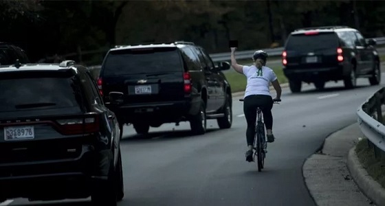 إشارة بذيئة في موكب ترامب تعرض مستقبل امرأة للخطر