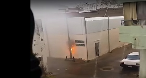 فيديو.. اشتعال النيران في عمود إنارة وخزان كهربائي بسبب الأمطار الغزيرة