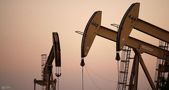 النفط يتراجع من أعلى مستوى في عامين ونصف