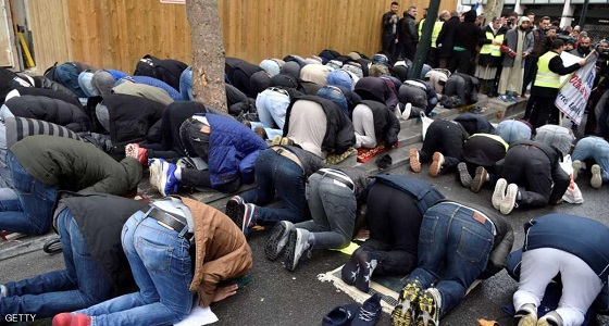 فرنسا تمنع المسلمين من الصلاة في أحد شوارع باريس